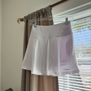 Baleaf women’s white pleated tennis skort, size small.